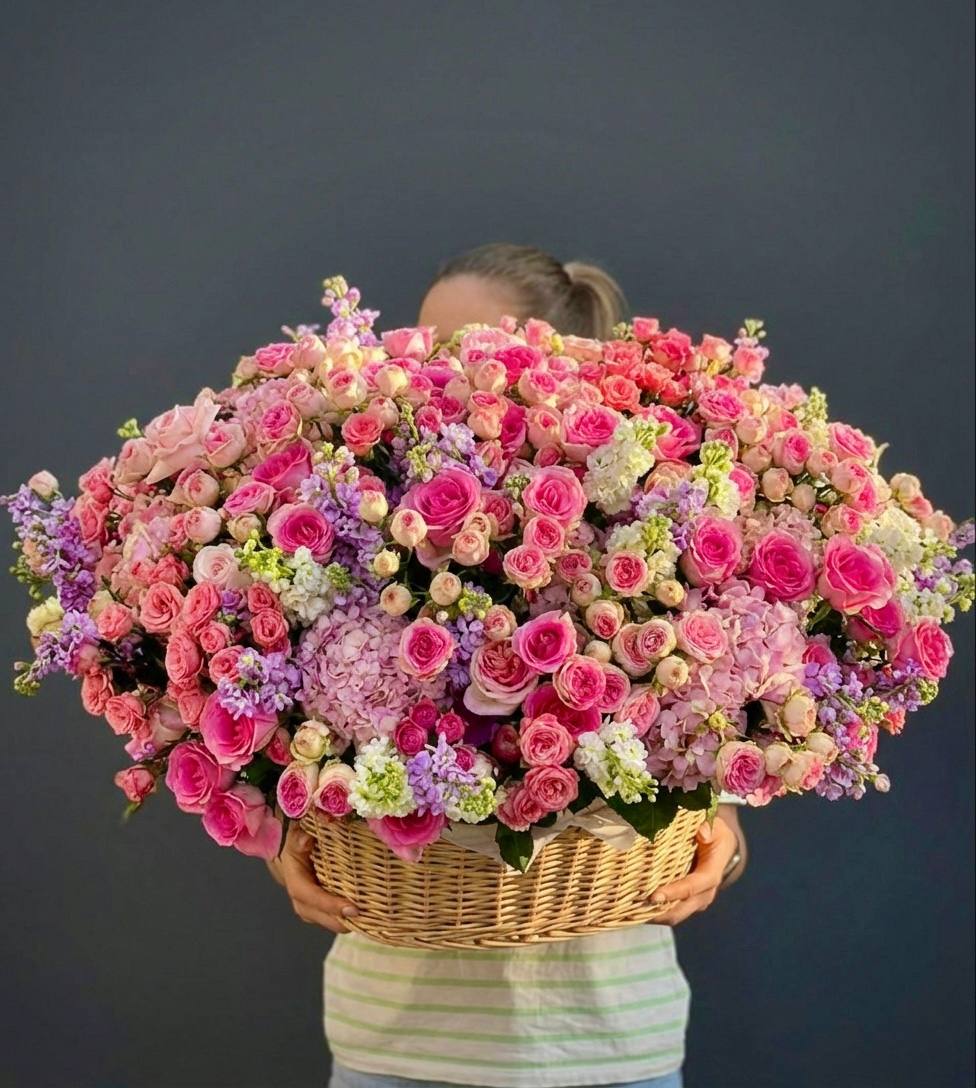 Корзины с цветами — заказать в Нижнекамске