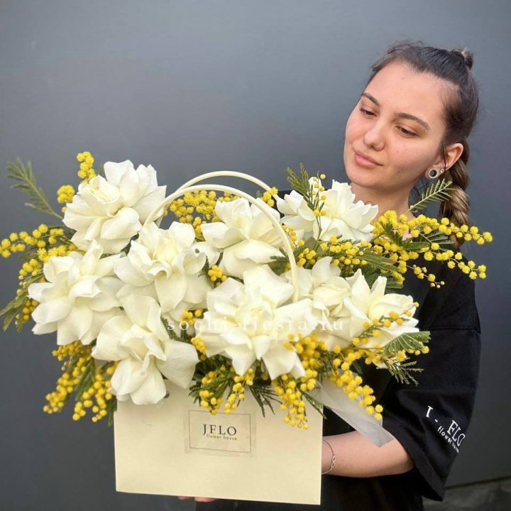 Французские Розы и мимоза  в сумочке  в Нижнекамске