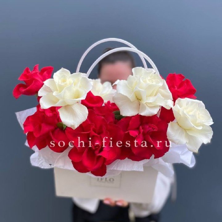 Сумочка  красных и белых роз в Нижнекамске