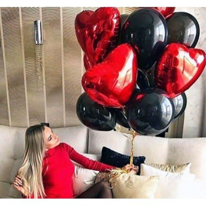 Фонтан из красных сердец с чёрными шарами  в Нижнекамске