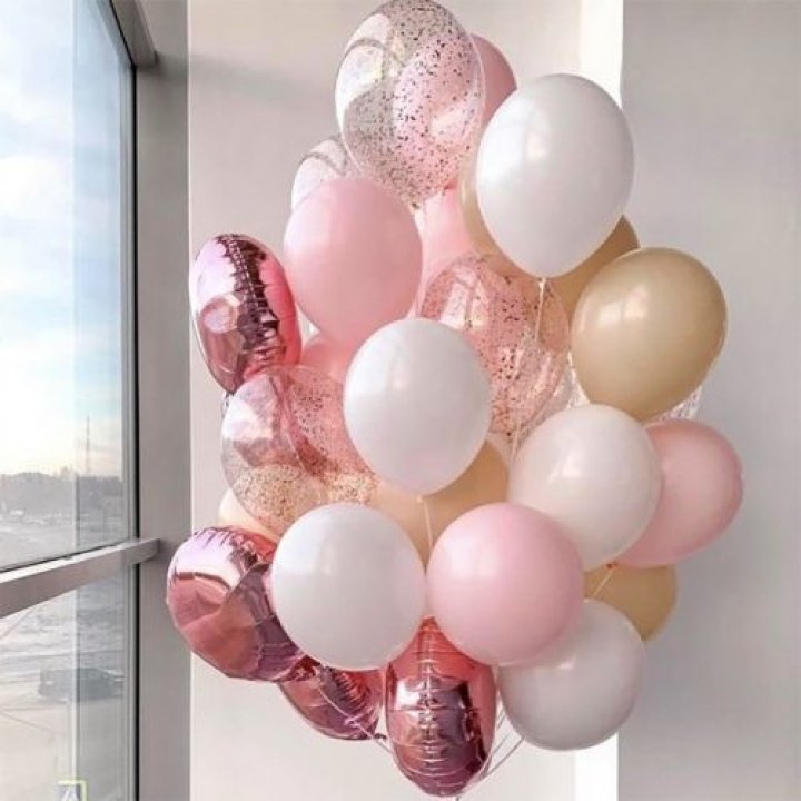 Фонтан шаров розового и белого цветов в Нижнекамске