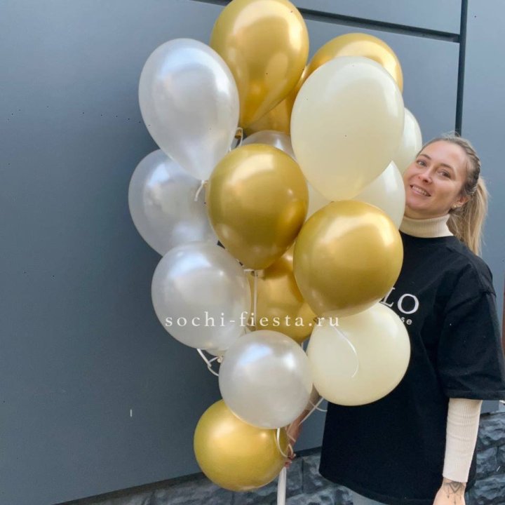 Облако шаров из белого и золотого оттенков в Нижнекамске