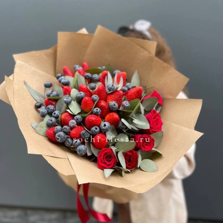 Клубника и голубика с цветами в Нижнекамске