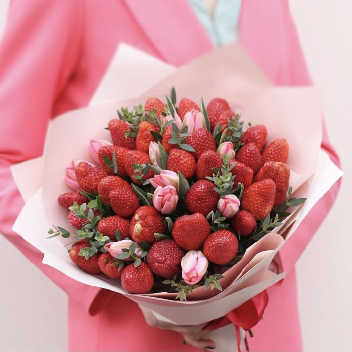 Тюльпаны и клубника в Нижнекамске