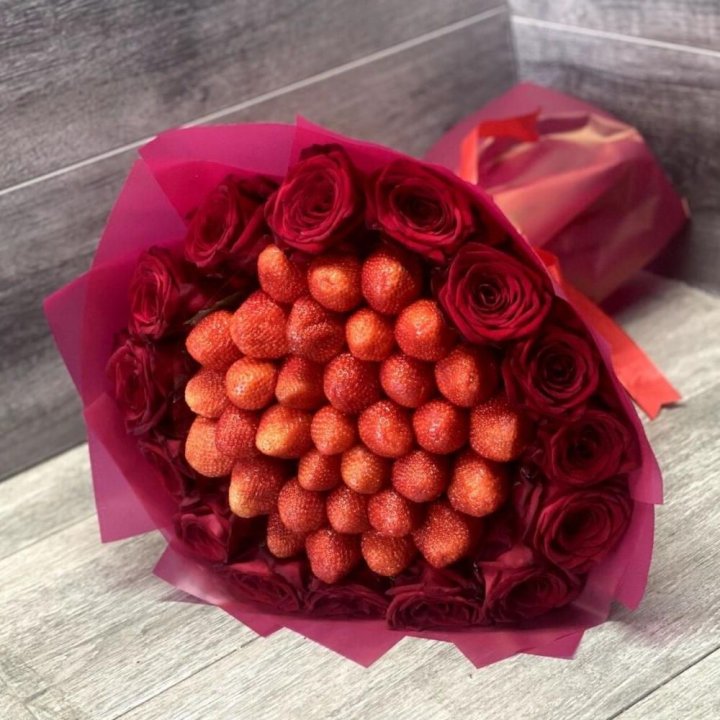 Клубничный букет с розами в Нижнекамске