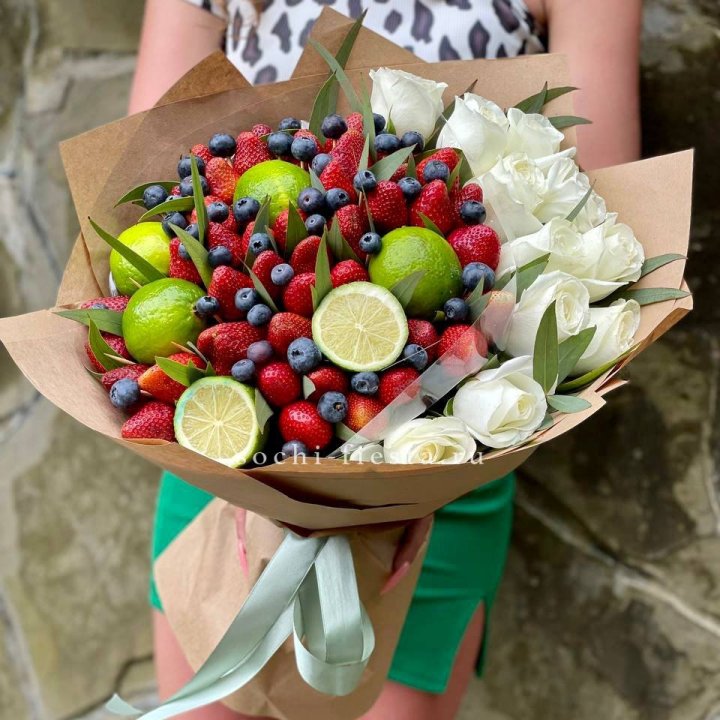 Ягодно-цитрусовый букет с розами в Нижнекамске