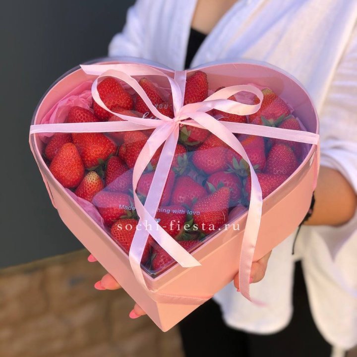 Коробочка сердце  с клубникой в Нижнекамске