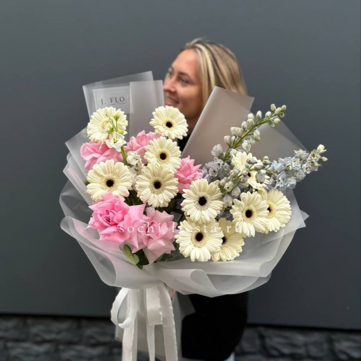 Букет роз и гербер в Нижнекамске