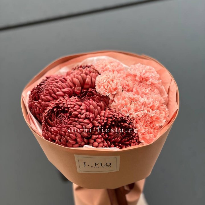 Букет хризантем и диантусов  в Нижнекамске