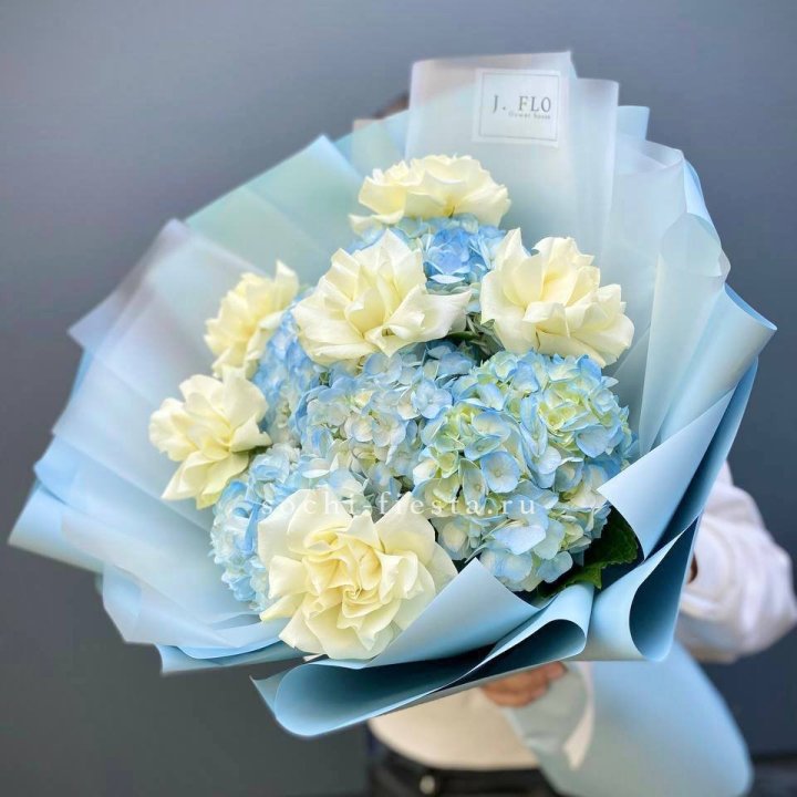  Букет из голубых гортензий и роз  в Нижнекамске