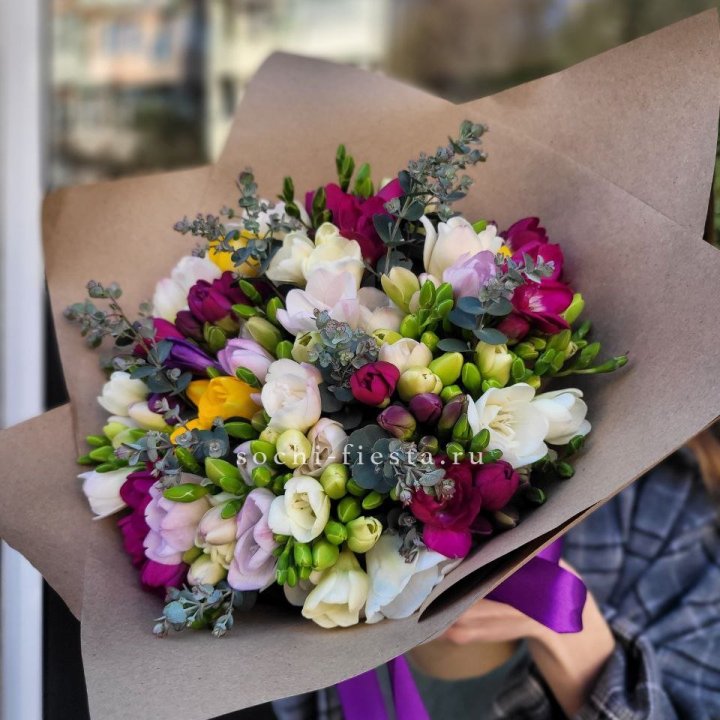 Букет фрезий "Радуга" в Нижнекамске