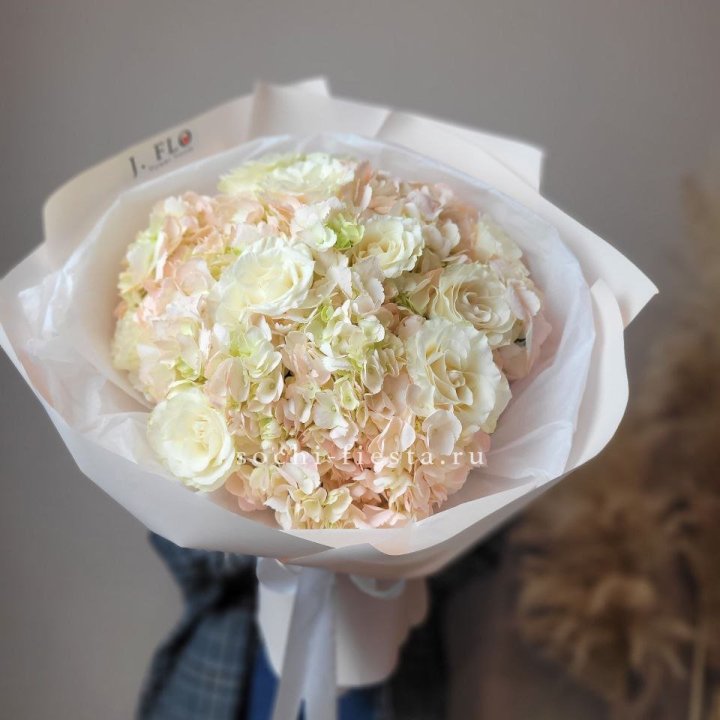  Букет гортензии и роз  в Нижнекамске