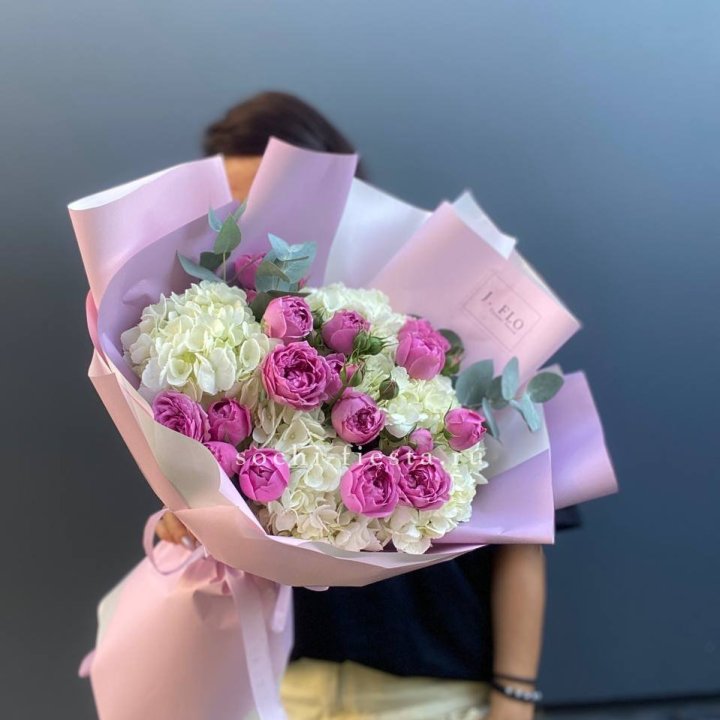 Букет белых гортензий и пионовидных роз  в Нижнекамске