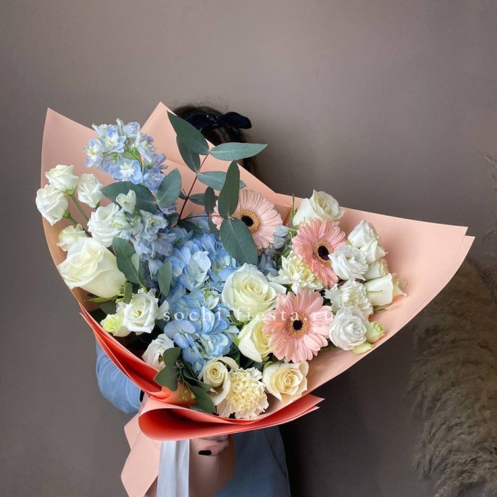  Букет гортензии и роз "Валенсия" в Нижнекамске