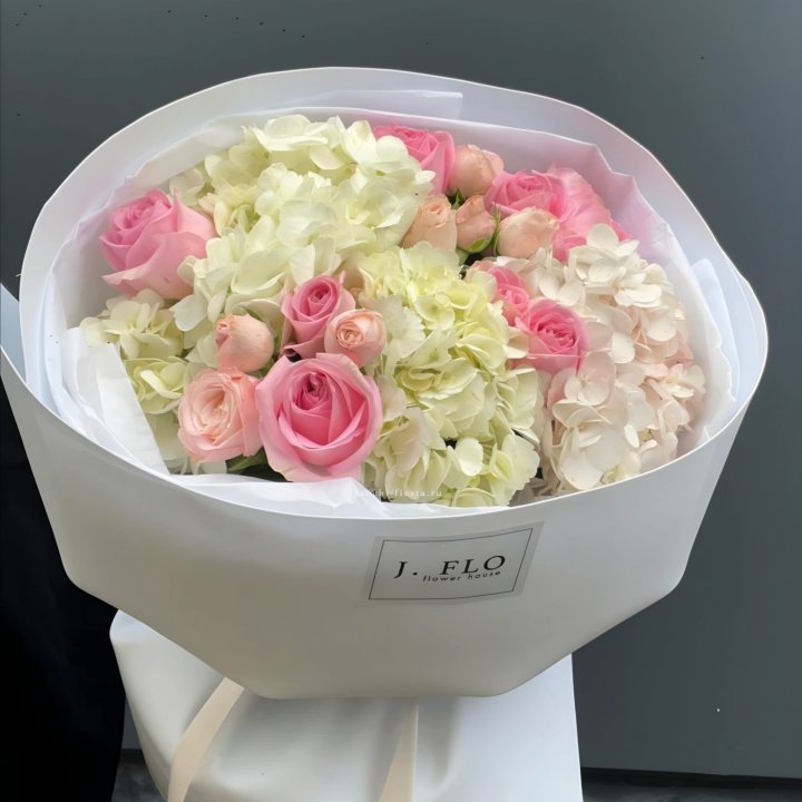  Букет гортензии и роз  "Тиамо" в Нижнекамске