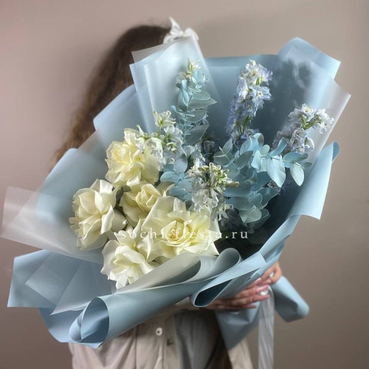 Букет из белых французских роз и дельфиниума в Нижнекамске