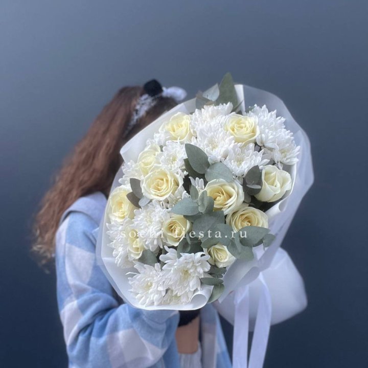  Букет белых роз с хризантемой  в Нижнекамске