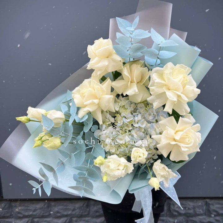 Букет с гортензией и белыми французскими розами в Нижнекамске