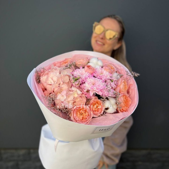 Букет гортензии и кустовых роз  в Нижнекамске