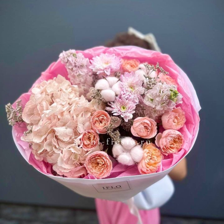 Букет гортензии и кустовых роз "Абрассо" в Нижнекамске