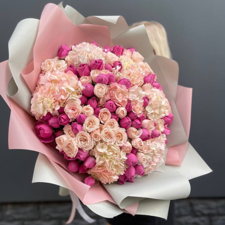 Букет кустовые розы и гортензия в Нижнекамске