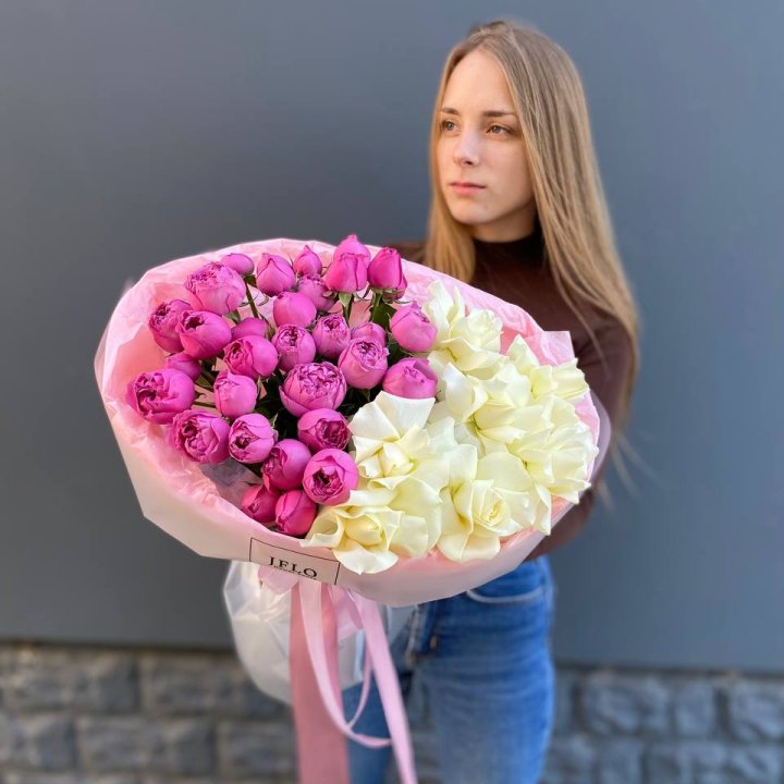 Дуо белых и кустовых роз в Нижнекамске