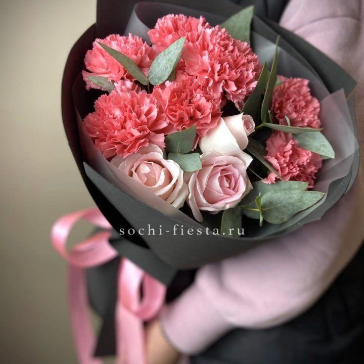 Букет из роз и диантусов "Пенелопа" в Нижнекамске