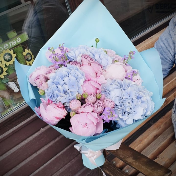 Букет с гортензиями "Блубери" в Нижнекамске
