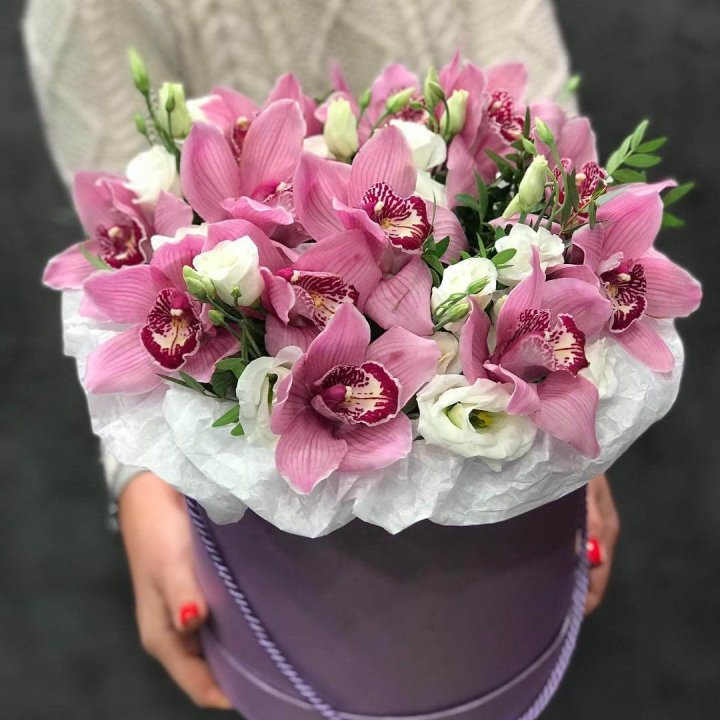 Орхидея и эустома в шляпной коробке в Нижнекамске