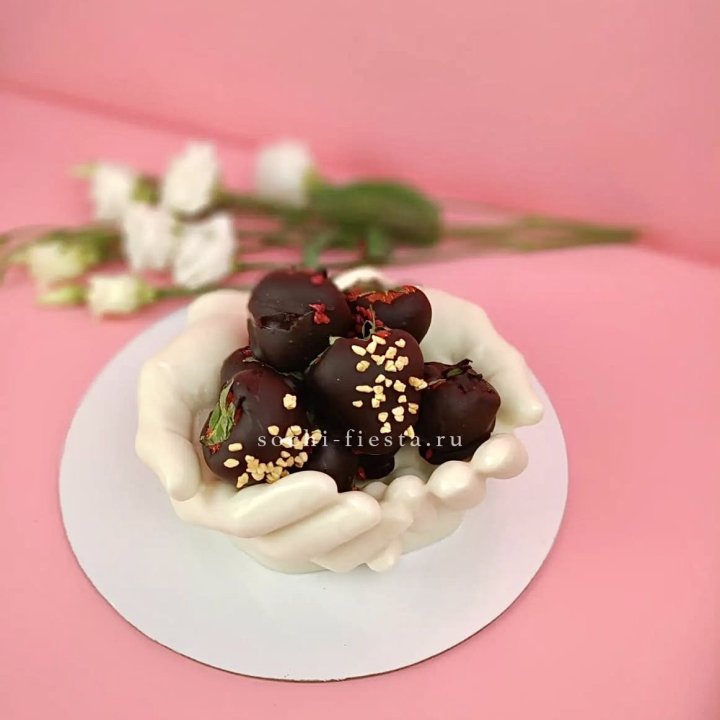 Клубника в шоколаде на шоколадных ладонях  в Нижнекамске