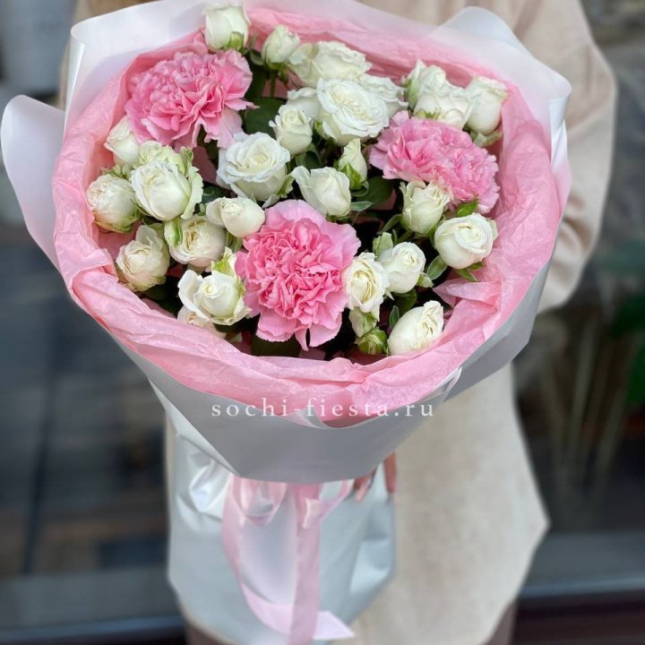 Букет розы с диантусами "Блэш" в Нижнекамске