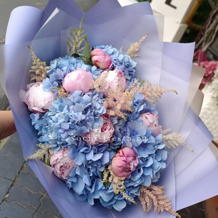 Дизайнерский букет с гортензией №3 в Нижнекамске
