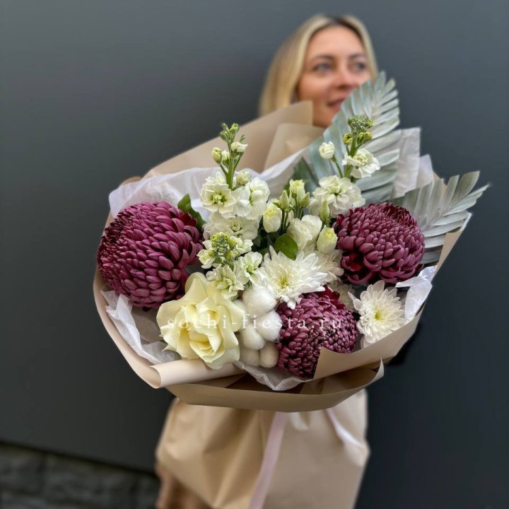 Хризантемы с маттиолой розами эустомой Чика в Нижнекамске