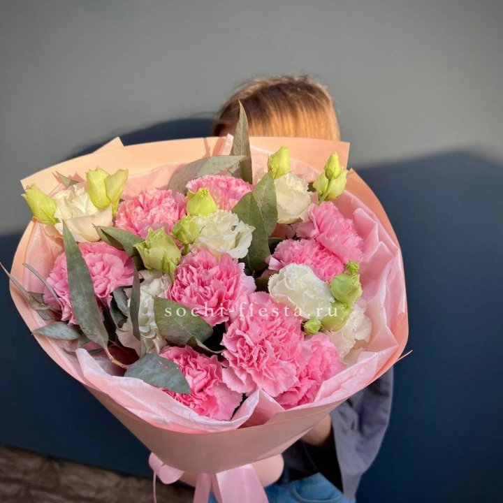 Букет гвоздик и  эустом "Сири" в Нижнекамске