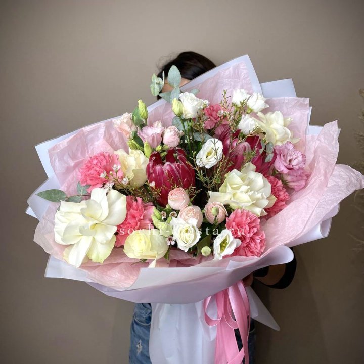 Букет с протеей, розами "Элеонора" в Нижнекамске