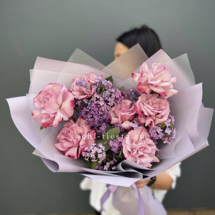 Букет из розовых роз и сирени в Нижнекамске