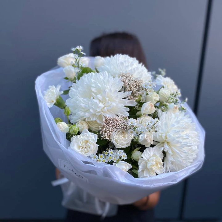 Букет хризантем и роз вайт шотс в Нижнекамске