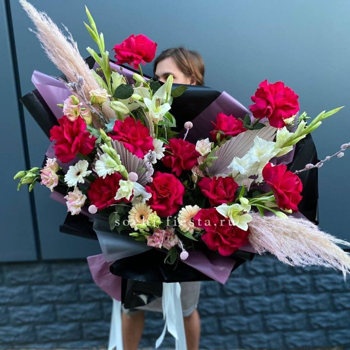 Дизайнерский букет Ред в Нижнекамске
