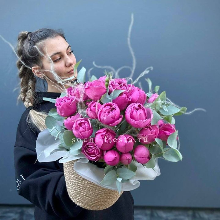 Пионовидные розы  в джутовом кашпо  в Нижнекамске