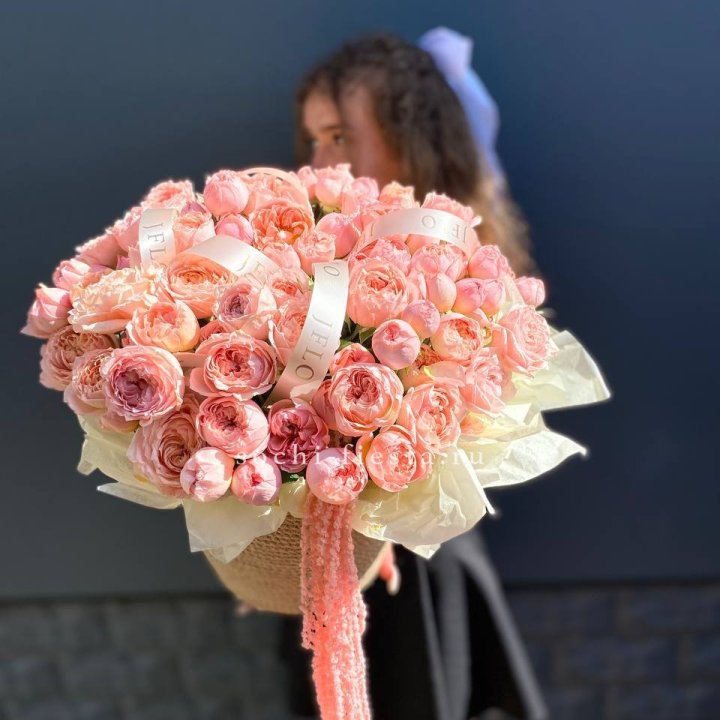 Кустовые розы Джульетта в джутовом кашпо в Нижнекамске