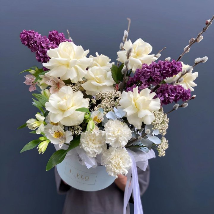 Цветочный бокс Французских роз и Сирени в Нижнекамске