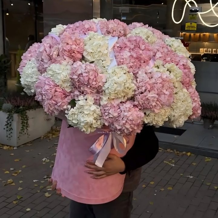 Дизайнерский цилиндр с гортензиями  в Нижнекамске