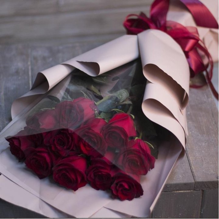 11 голландских роз в оформлении в Нижнекамске
