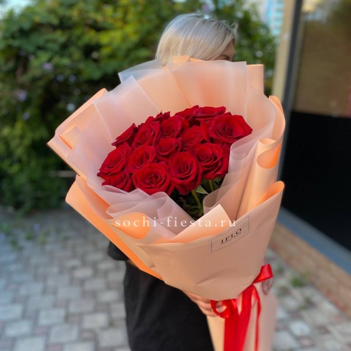 15 голландских роз в оформлении в Нижнекамске