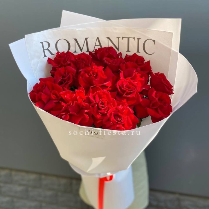 19 высоких роз в оформлении в Нижнекамске