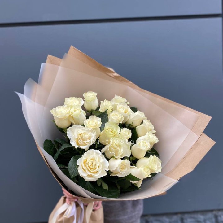  Букет  высоких белых роз   с доставкой в Нижнекамске