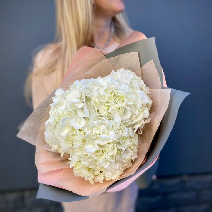 Букет из трёх белых гортензий в Нижнекамске