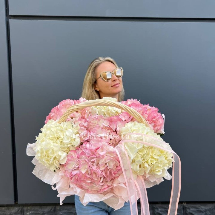 7 гортензий в корзине с доставкой в Нижнекамске