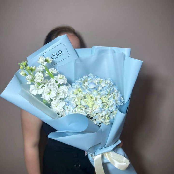 Гортензия голубая с маттиолой в Нижнекамске