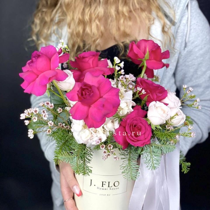 Новогодняя композиция в коробке пинк розе в Нижнекамске